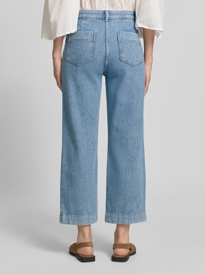 Frauenmodel trägt Cropped Jeans mit aufgesetzten Taschen von Jake*s Casual, aus Reine Baumwolle, helle Denimfarbe, Ganzkörperansicht Rückansicht.