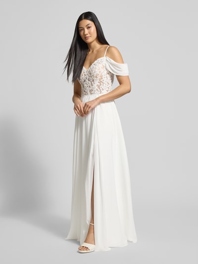 Modelka kobieca nosi Brautkleid mit Spaghettiträger od Luxuar, biały kolor, dopasowany krój, dekolt serce, podszewka, widok całej sylwetki z przodu.