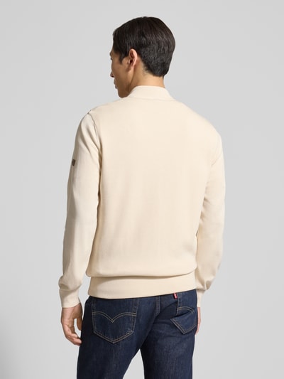 Männermodel trägt Collegejacke mit Zweiwege-Reißverschluss von MAERZ Muenchen aus puur katoen, regular fit, opstaande kraag, steekzakken, ruglengte maat 50: 68 cm, mouwlengte maat 50: 67 cm, crèmekleurig, rechte vormen, gladde textuur. Ganzkörperansicht Rückansicht.
