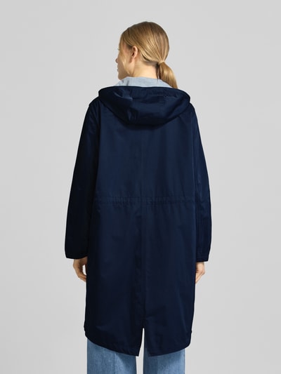 Frauenmodel trägt Mantel mit Pattentaschen von WHITE LABEL in Dunkelblau, gerade Passform, Kapuze, Ganzkörperansicht Rückansicht.