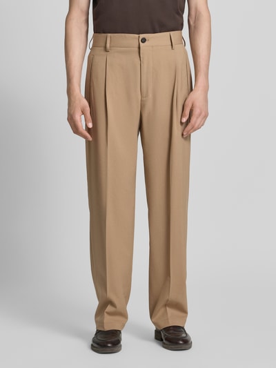 Männermodel trägt Loose Fit Anzughose mit Baumwoll-Anteil Modell 'JAROD2' von Strellson, Optik: Unifarben, Materialverarbeitung: Twill, Passform: Loose-Fit, Label-Patch, Gürtelschlaufen, Knopf und verdeckter Reißverschluss, seitliche Eingrifftaschen und Gesäßtaschen, Material-Mix, Farbe Beige, Ganzkörperansicht von vorne.
