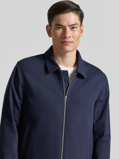 Männermodel trägt Blouson mit Zweiwege-Ritsluiting model 'BARNABY' van Tiger Of Sweden, viscose-mix, straight fit, navy, Nahaufnahme Oberkörper.