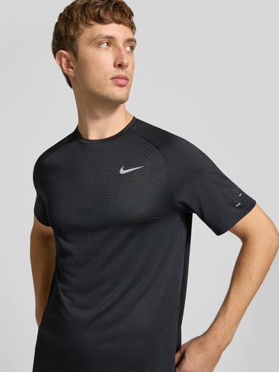 Männermodel trägt schwarzes Regular Fit Sport-T-Shirt mit reflektierenden Elementen von Nike, Herren Sport-T-Shirt von Nike Training, Nahaufnahme Oberkörper.
