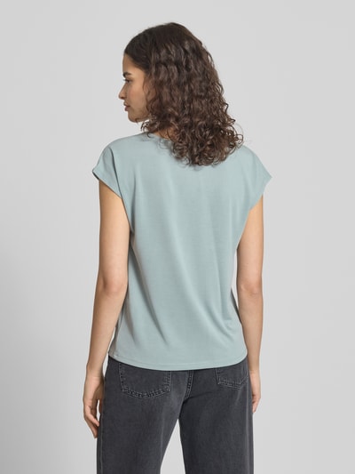 Frauenmodel trägt Loose Fit T-Shirt aus Modal-Mix Modell 'FREE' von Only, unifarben, V-Ausschnitt, kurzarm, Ganzkörperansicht Rückansicht.