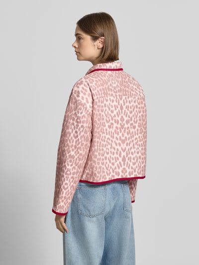Frauenmodel trägt Jacke mit Eingrifftaschen und Logo-Stitching von OH APRIL, Regular-Fit, Umlegekragen, Muster in Rosa und Rot, Rückenlänge 52 cm, Schulterbreite 59 cm, Brustweite 61 cm, Ärmellänge 58 cm, Ganzkörperansicht Rückansicht.