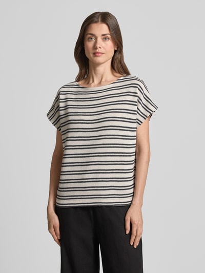 Kobiece model nosi damski t-shirt z mieszanki wiskozy, model 'Sostal' od OPUS, krój relaxed fit, okrągły dekolt, długość tyłu 54 cm przy rozmiarze 36, biało-czarne paski, tekstura miękka, widok całej sylwetki z przodu.