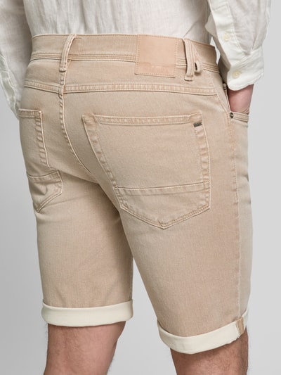 Männermodel trägt Regular Fit Jeansshorts aus Baumwoll-Mix von Brax, Optik: Unifarben, 5-Pocket-Design, Ganzkörperansicht Rückansicht.