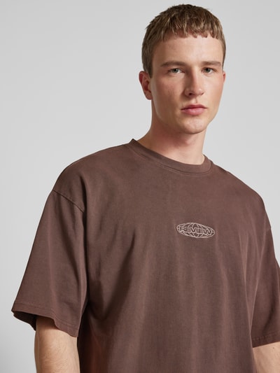 REVIEW Oversized T-Shirt mit Label-Stitching Dunkelbraun 3