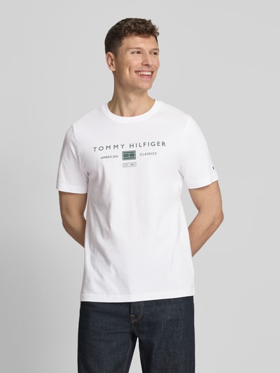 Männermodel trägt Regular Fit T-Shirt aus reiner Baumwolle von Tommy Hilfiger, Optik: Unifarben, Label-Print, Rundhals, Kurzarm, Ganzkörperansicht von vorne.