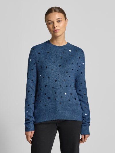 Kobiece model prezentuje Regular Fit Strickpullover mit Stickereien od Tom Tailor Denim, niebieski, haftowane serca, długi rękaw, widok z przodu, zdjęcie całej sylwetki.