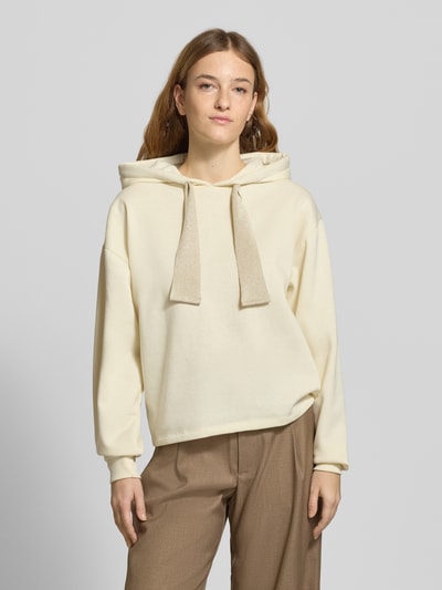 Frauenmodel trägt Regular Fit Hoodie aus Baumwoll-Mix Modell 'CHILLI' von Pieces in Beige mit Kapuze und Label Stitching, Nahaufnahme Oberkörper.