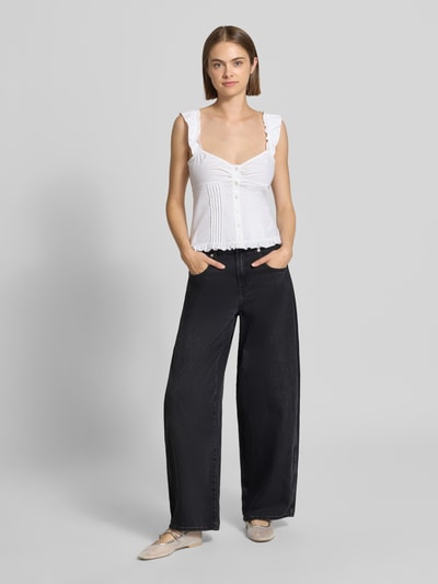 Frauenmodel trägt Barrel Jeans aus reiner Baumwolle Modell 'TAYLOR' von ONLY, schwarze Farbe, lockere Passform, Ganzkörperansicht von vorne, Damen Barrel Jeans von ONLY.