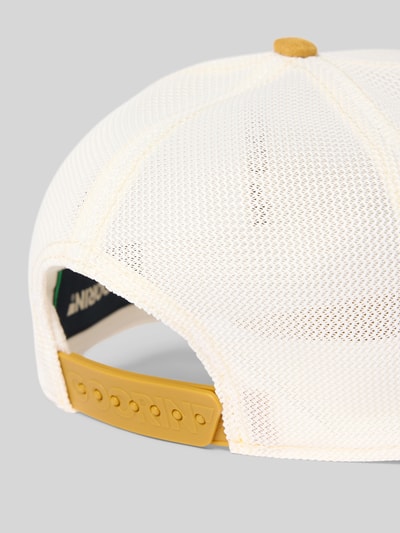 Produktfoto, cremeweiße und hellbraune Größenverstellbare Trucker Cap Modell 'Suede Squirrel' von GOORIN BROS., Struktur aus Mesh und Baumwoll-Mix, verstärkter Schirm, typisches Stitching, unkomplizierte Textur, moderne Farbgebung.