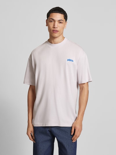Męskienmodel nosi Oversized T-Shirt aus reiner Baumwolle Modell 'Nohatio' von HUGO, jednokolorowy, krój oversized, aplikacja z metką, okrągły dekolt, krótki rękaw, prosty dół z rozcięciami, dżersej, bawełna, Ganzkörperansicht von vorne.