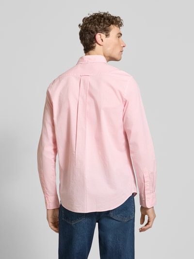 Männermodel trägt Slim Fit Freizeithemd mit Logo-Stitching van Gant in lichtroze, katoen, button-down kraag, borstzak, rugaanzicht, context: herenoverhemd, lange mouwen, sportmanchetten, ruglengte maat M 79 cm, schouderbreedte 48 cm, mouwlengte 68 cm.