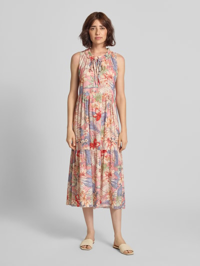Frauenmodel trägt Midikleid aus Viskose mit Schnürung Modell 'Gi44naa' von ZABAIONE, florales Muster, A-Linie, Ganzkörperansicht von vorne.