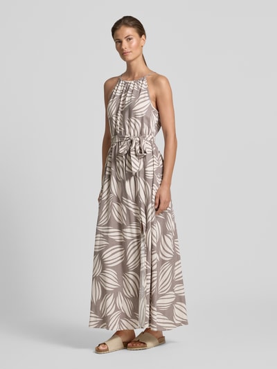 Frauenmodel trägt Maxikleid aus Viskose-Mix mit Leinen-Anteil von Apricot, Floraler Allover-Print, Tailliert, Schlüssellochausschnitt, Spaghetti-Träger, Ganzkörperansicht von vorne.