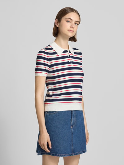 Frauenmodel trägt Regular Fit Polo-Strickshirt mit Streifenmuster von REVIEW aus reiner Baumwolle, Knopfleiste, Ganzkörperansicht von vorne.