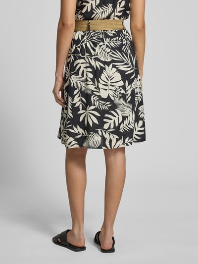 Frauenmodel trägt knielangen Damen Rock von ZABAIONE aus Viskose-Leinen-Mix mit Allover-Look und Gürtel, Ganzkörperansicht Rückansicht. Modell 'Si44nja', Bundweite 30 cm, Gesamtlänge 61 cm, Größe S.