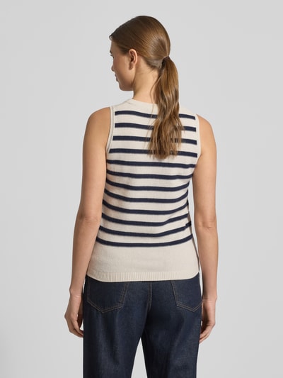 Frauenmodel trägt Pullunder aus Baumwoll-Kaschmir-Mix mit Rundhalsausschnitt von LUISA CERANO, Regular-Fit, Rippenbündchen, Streifenmuster, Rückenlänge 57 cm bei Größe 36, Ganzkörperansicht Rückansicht.