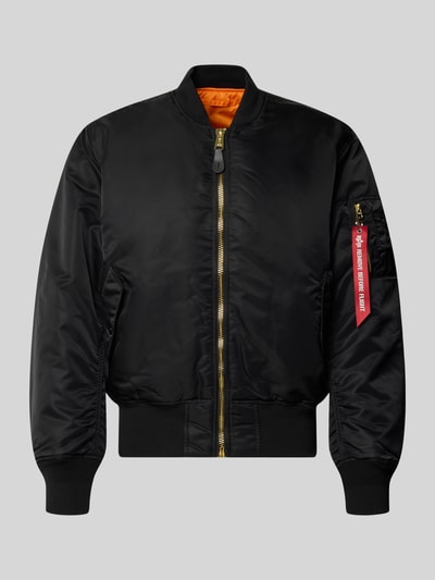 Produktfoto, schwarze Bomberjacke mit Pattentaschen und Label-Applikation von Alpha Industries, glänzende Textur, Reißverschluss, Regular Fit