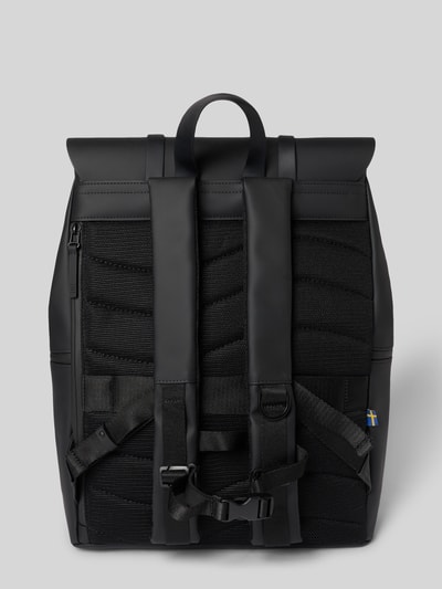Produktfoto, schwarzer Rucksack mit Logo-Detail Modell 'Spläsh 2.0' von GASTON LUGA, Überschlag, verstellbare Schulterriemen, rechteckige Form, strukturierte Textur, Maße 41x44x13 cm, Rückenansicht