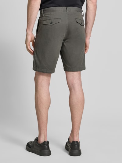 Männermodel trägt Slim Fit Shorts aus Baumwoll-Mix Modell 'SALO' von Marc O'Polo, Optik: Unifarben, Detailaufnahme Rückansicht.