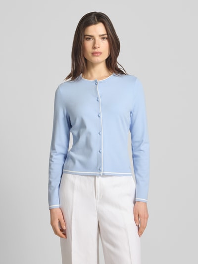 Frauenmodel trägt Strickjacke aus Viskose-Mix Modell 'COLLECTIONS' von Marc Cain, taillierte Passform, hellblau mit weißen Akzenten, Ganzkörperansicht von vorne.