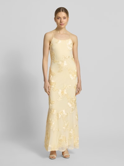 Kobiece modelka nosi Eng anliegendes Abendkleid mit florale Details Modell 'QUINN' von Vero Moda, kolor jednolity, krój slim fit, długość maxi, dekolt kwadratowy, cienkie ramiączka, prosty dół, delikatna faktura z kwiatowym wzorem, widok całej sylwetki z przodu.