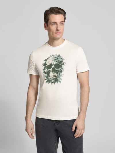 Męski model prezentuje Regular Fit T-Shirt mit Motiv-Print von Antony Morato z bawełny, okrągły dekolt, długość tyłu 69 cm w rozmiarze M, nadruk z motywem, biała tkanina, krój regular fit, Ganzkörperansicht von vorne.