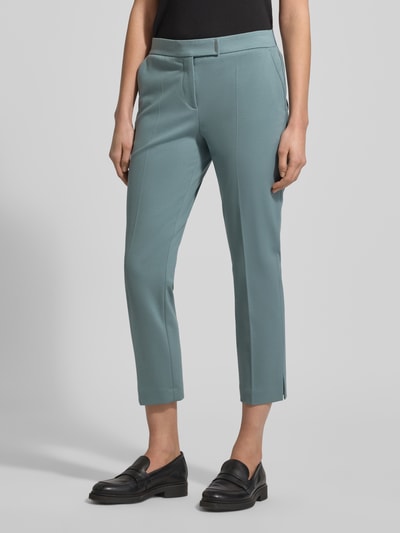 Frauenmodel trägt Slim Fit 7/8-Hose aus Viskose-Mix Modell 'TAPRIA-CROP' von BOSS, Optik: Unifarben, Nahaufnahme Unterkörper.