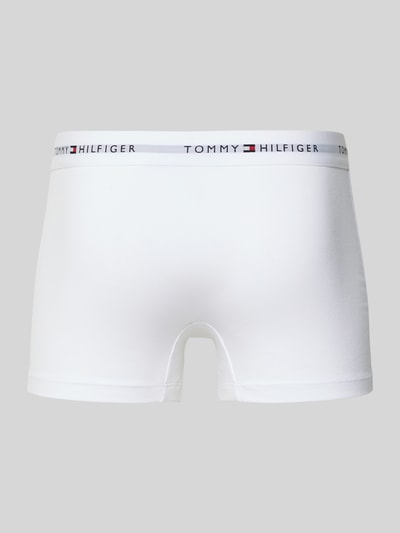 Männermodel trägt Trunks aus Baumwoll-Mix im 3er-Pack von Tommy Hilfiger, unifarben, elastischer Bund mit Labelschriftzug, Ganzkörperansicht Rückansicht.