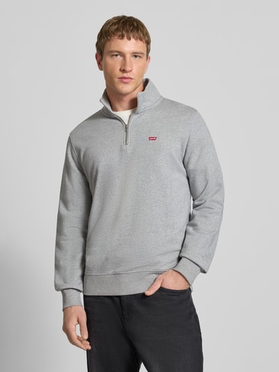 Männermodel trägt Troyer mit Label-Patch und Troyer-Kragen von Levi's®, Reine Baumwolle, Gerader-Schnitt, Hellgrau, Nahaufnahme Oberkörper.
