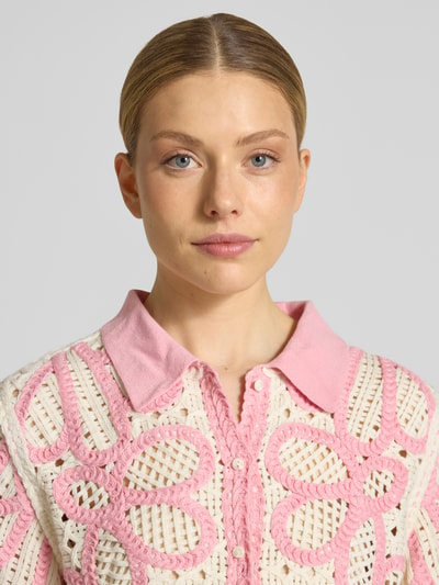 Frauenmodel trägt Strickjacke mit 1/2-Arm Modell 'GAVRILI' von SUNCOO PARIS in Creme mit rosa Details, Umlegekragen, Knopfleiste, Nahaufnahme Oberkörper. Rückenlänge bei Größe S: 48 cm, Ärmellänge bei Größe S: 23 cm, gerader Schnitt.