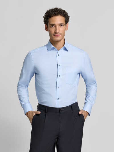 Männermodel trägt Modern Fit Businesshemd aus reiner Baumwolle von OLYMP in Hellblau, glatte Textur, Ganzkörperansicht von vorne, Herren Businesshemd von OLYMP.