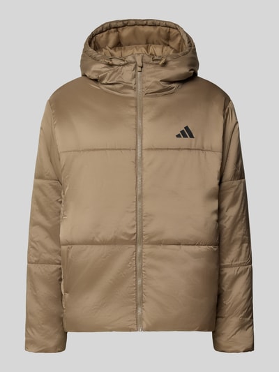 Produktfoto, Regular Fit Steppjacke mit Logo-Detail von adidas in Beige, glatte Oberfläche, sichtbares adidas Sportswear Logo, neutrale Beleuchtung