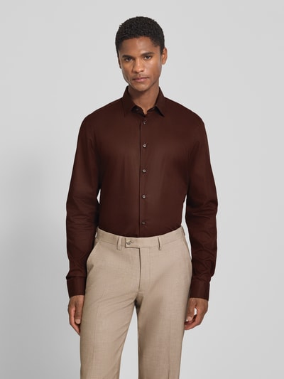 Męski model nosi Extralanges Slim Fit Business-Hemd mit Kentkragen von Jake*s, bawełna, krój slim fit, bardzo długi rękaw, jednokolorowy, kołnierzyk typu kent, długość tyłu w rozmiarze 39/40: 84 cm, szerokość w rozmiarze 39/40: 49 cm, długość rękawów w rozmiarze 39/40: 72 cm, Ganzkörperansicht von vorne.