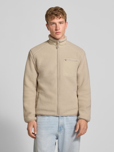 Männermodel trägt Regular Fit Teddyjacke mit Stehkragen Modell 'DALLAS' von ONLY, hellbeige, Struktur Webpelz, Ganzkörperansicht von vorne. Herren Teddy- / Webpelzjacke von ONLY & SONS