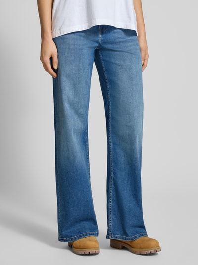 Kobiece modelka nosi Wide Fit Jeans im 5-Pocket-Design od REVIEW, elastyczna mieszanka bawełny, szerokość w rozmiarze 28: 41 cm, długość wewnętrzna nogawki w rozmiarze 28: 81 cm, kolor niebieski, zapięcie na guzik i zamek błyskawiczny, całkowity widok z przodu