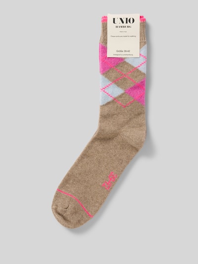 Produktfoto, Socken mit Kaschmir-Anteil und Kontraststreifen von UNIO HAMBURG, mieszanka bawełny i kaszmiru, prążkowane ściągacze, paski w kontrastowym kolorze, wzór w kratę, kolor beżowy z różowymi i niebieskimi akcentami, miękka tekstura