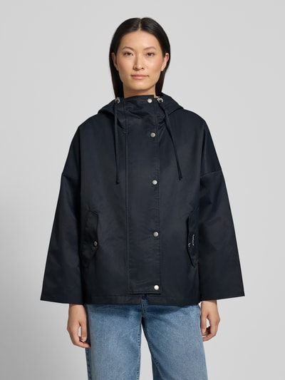Modelka kobieca nosi czarną parkę Regular Fit Parka aus Baumwoll-Mix Modell 'KINGSWOOD' von Barbour, prosta faktura, damska parka, Ganzkörperansicht von vorne