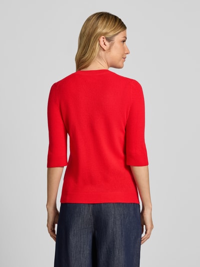 Frauenmodel trägt Strickpullover mit 1/2-Arm und Rundhalsausschnitt von Christian Berg Woman, reine Baumwolle, Slim Fit, leuchtend rot, feine Strickstruktur, Rückenlänge 53 cm, Ärmellänge 32 cm, Ganzkörperansicht Rückansicht.