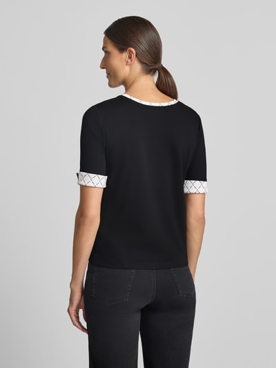 Kobiece modelka nosi T-Shirt in Ripp-Optik mit Rundhalsausschnitt von Marc Cain, mieszanka bawełny i elastanu, krój slim fit, efekt prążkowania, okrągły dekolt, rękawy z zakładką, długość tyłu w rozmiarze 36: 56 cm, widok całej sylwetki od tyłu.