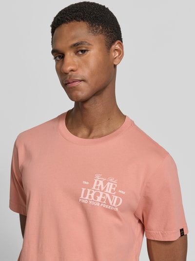 Männermodel trägt T-shirt mit labelprint en ronde hals van PME Legend, puur katoen, regular fit, ruglengte maat M 70 cm, Nahaufnahme Oberkörper