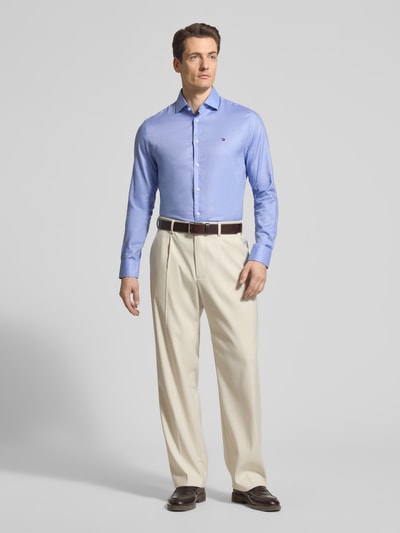 Männermodel trägt Slim Fit Freizeithemd aus Baumwoll-Mix von Tommy Hilfiger, Optik: Unifarben Melange, Ganzkörperansicht von vorne.