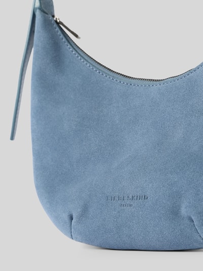 Produktfoto, Hobo Bag mit Logo-Prägung Modell 'RYKER' von LIEBESKIND BERLIN aus blauem Velours, Hauptfach mit Reißverschluss, Detailaufnahme, Maße: Breite 27 cm, Länge 22 cm, Tiefe 5 cm, Schultergurt 43 cm.