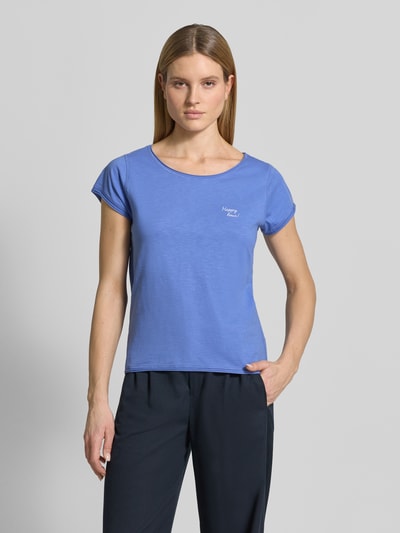Frauenmodel trägt T-Shirt mit Stitching und Rundhalsausschnitt von Christian Berg Woman aus reiner Baumwolle, Regular Fit, Ganzkörperansicht von vorne.