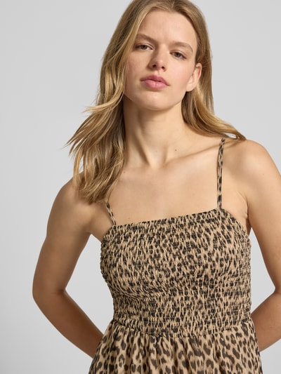 Frauenmodel trägt Ausgestelltes Freizeitkleid mit Allover-Muster Modell 'ELENA VIKKI' von Only, Animal-Print, Chiffon, Nahaufnahme Oberkörper