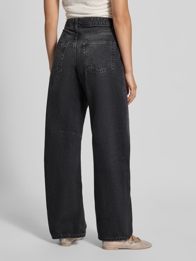 Frauenmodel trägt Straight Fit Jeans aus reiner Baumwolle von Topshop, Barrel Fit, 5-Pocket-Design, dunkle Waschung, Ganzkörperansicht Rückansicht.