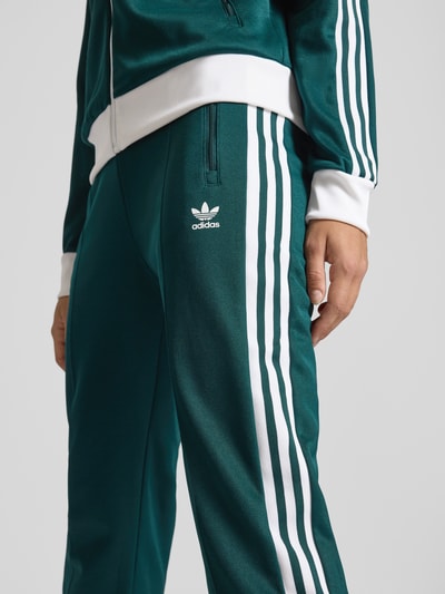 adidas Originals Spodnie sportowe o kroju regular fit z detalem z logo Ciemnozielony 3